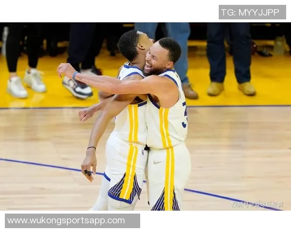 库里赛后与普尔和卢尼深情拥抱展现勇士团队精神永远的家人情谊
